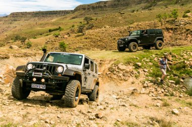 Harrismith, Güney Afrika - 02 Ekim 2015: 4x4 Dağ Yolu Sürücü Eğitimi Drakensberg 'deki Camp Jeep' te