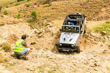 Harrismith, Güney Afrika - 02 Ekim 2015: 4x4 Dağ Yolu Sürücü Eğitimi Drakensberg 'deki Camp Jeep' te