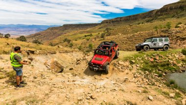 Harrismith, Güney Afrika - 02 Ekim 2015: 4x4 Dağ Yolu Sürücü Eğitimi Drakensberg 'deki Camp Jeep' te