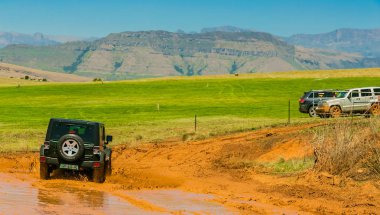 Harrismith, Güney Afrika - 02 Ekim 2015: 4x4 Drakensberg 'deki Camp Jeep' te Çamur Sürücü Eğitimi