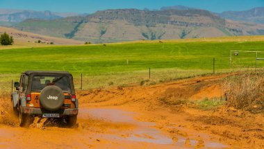 Harrismith, Güney Afrika - 02 Ekim 2015: 4x4 Drakensberg 'deki Camp Jeep' te Çamur Sürücü Eğitimi