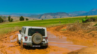 Harrismith, Güney Afrika - 02 Ekim 2015: 4x4 Drakensberg 'deki Camp Jeep' te Çamur Sürücü Eğitimi