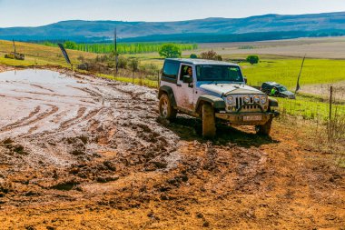 Harrismith, Güney Afrika - 02 Ekim 2015: 4x4 Drakensberg 'deki Camp Jeep' te Çamur Sürücü Eğitimi