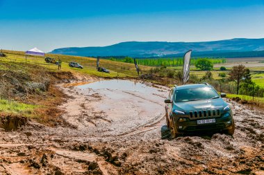 Harrismith, Güney Afrika - 02 Ekim 2015: 4x4 Drakensberg 'deki Camp Jeep' te Çamur Sürücü Eğitimi