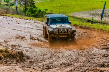 Harrismith, Güney Afrika - 02 Ekim 2015: 4x4 Drakensberg 'deki Camp Jeep' te Çamur Sürücü Eğitimi