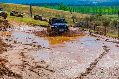 Harrismith, Güney Afrika - 02 Ekim 2015: 4x4 Drakensberg 'deki Camp Jeep' te Çamur Sürücü Eğitimi