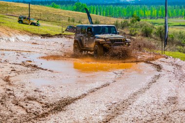 Harrismith, Güney Afrika - 02 Ekim 2015: 4x4 Drakensberg 'deki Camp Jeep' te Çamur Sürücü Eğitimi