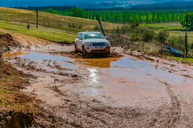 Harrismith, Güney Afrika - 02 Ekim 2015: 4x4 Drakensberg 'deki Camp Jeep' te Çamur Sürücü Eğitimi