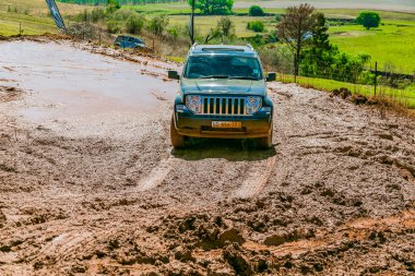 Harrismith, Güney Afrika - 02 Ekim 2015: 4x4 Drakensberg 'deki Camp Jeep' te Çamur Sürücü Eğitimi
