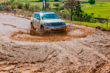 Harrismith, Güney Afrika - 02 Ekim 2015: 4x4 Drakensberg 'deki Camp Jeep' te Çamur Sürücü Eğitimi