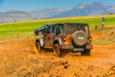 Harrismith, Güney Afrika - 02 Ekim 2015: 4x4 Drakensberg 'deki Camp Jeep' te Çamur Sürücü Eğitimi