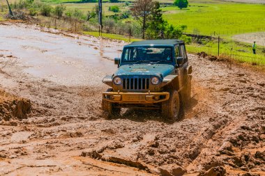 Harrismith, Güney Afrika - 02 Ekim 2015: 4x4 Drakensberg 'deki Camp Jeep' te Çamur Sürücü Eğitimi