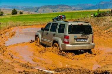 Harrismith, Güney Afrika - 02 Ekim 2015: 4x4 Drakensberg 'deki Camp Jeep' te Çamur Sürücü Eğitimi