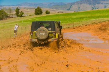 Harrismith, Güney Afrika - 02 Ekim 2015: 4x4 Drakensberg 'deki Camp Jeep' te Çamur Sürücü Eğitimi