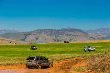 Harrismith, Güney Afrika - 02 Ekim 2015: 4x4 Drakensberg 'deki Camp Jeep' te Çamur Sürücü Eğitimi