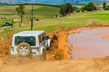 Harrismith, Güney Afrika - 02 Ekim 2015: 4x4 Drakensberg 'deki Camp Jeep' te Çamur Sürücü Eğitimi