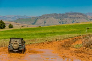 Harrismith, Güney Afrika - 02 Ekim 2015: 4x4 Drakensberg 'deki Camp Jeep' te Çamur Sürücü Eğitimi