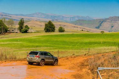 Harrismith, Güney Afrika - 02 Ekim 2015: 4x4 Drakensberg 'deki Camp Jeep' te Çamur Sürücü Eğitimi