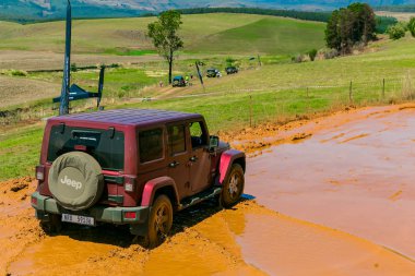 Harrismith, Güney Afrika - 02 Ekim 2015: 4x4 Drakensberg 'deki Camp Jeep' te Çamur Sürücü Eğitimi