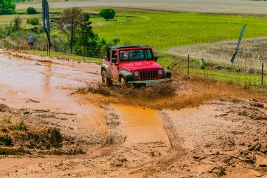 Harrismith, Güney Afrika - 02 Ekim 2015: 4x4 Drakensberg 'deki Camp Jeep' te Çamur Sürücü Eğitimi