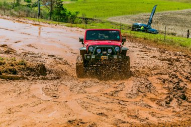 Harrismith, Güney Afrika - 02 Ekim 2015: 4x4 Drakensberg 'deki Camp Jeep' te Çamur Sürücü Eğitimi