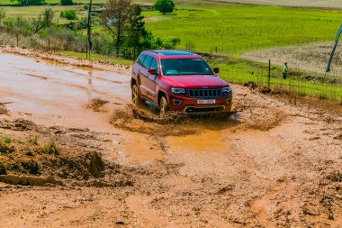 Harrismith, Güney Afrika - 02 Ekim 2015: 4x4 Drakensberg 'deki Camp Jeep' te Çamur Sürücü Eğitimi