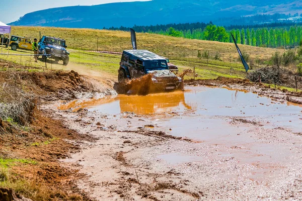 Harrismith, Güney Afrika - 02 Ekim 2015: 4x4 Drakensberg 'deki Camp Jeep' te Çamur Sürücü Eğitimi
