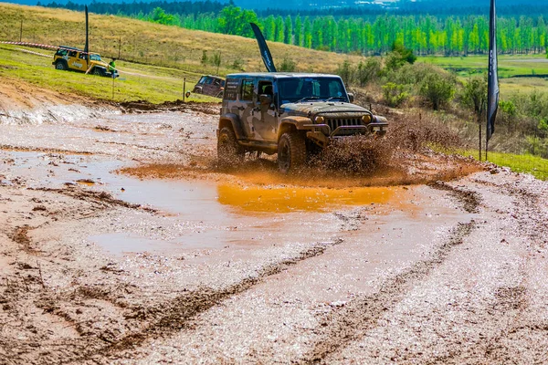 Harrismith, Güney Afrika - 02 Ekim 2015: 4x4 Drakensberg 'deki Camp Jeep' te Çamur Sürücü Eğitimi