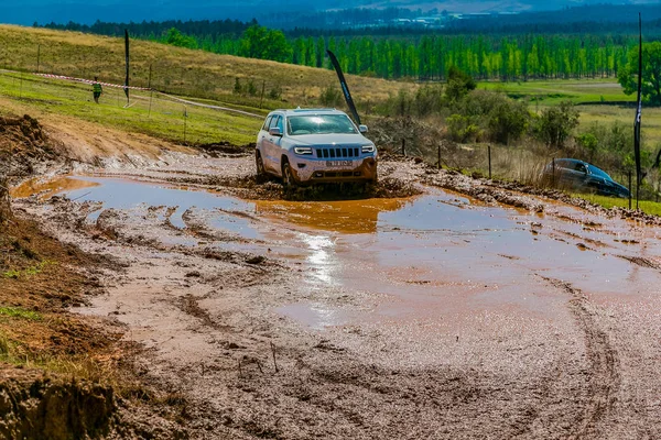 Harrismith, Güney Afrika - 02 Ekim 2015: 4x4 Drakensberg 'deki Camp Jeep' te Çamur Sürücü Eğitimi