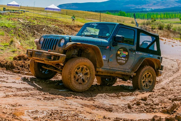 Harrismith, Güney Afrika - 02 Ekim 2015: 4x4 Drakensberg 'deki Camp Jeep' te Çamur Sürücü Eğitimi