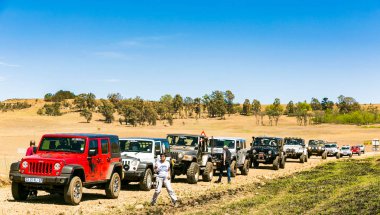 Harrismith, Güney Afrika - 02 Ekim 2015: 4x4 Dağ Yolu Sürücü Eğitimi Drakensberg 'deki Camp Jeep' te