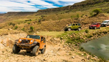 Harrismith, Güney Afrika - 02 Ekim 2015: 4x4 Dağ Yolu Sürücü Eğitimi Drakensberg 'deki Camp Jeep' te