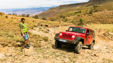 Harrismith, Güney Afrika - 02 Ekim 2015: 4x4 Dağ Yolu Sürücü Eğitimi Drakensberg 'deki Camp Jeep' te