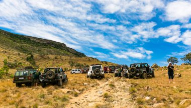Harrismith, Güney Afrika - 02 Ekim 2015: 4x4 Dağ Yolu Sürücü Eğitimi Drakensberg 'deki Camp Jeep' te