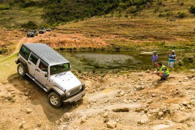Harrismith, Güney Afrika - 02 Ekim 2015: 4x4 Dağ Yolu Sürücü Eğitimi Drakensberg 'deki Camp Jeep' te