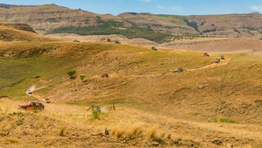 Harrismith, Güney Afrika - 02 Ekim 2015: 4x4 Dağ Yolu Sürücü Eğitimi Drakensberg 'deki Camp Jeep' te