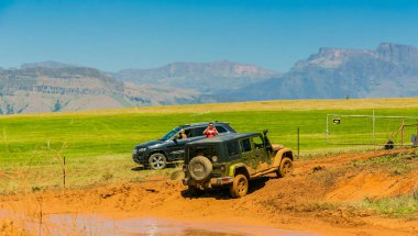 Harrismith, Güney Afrika - 02 Ekim 2015: 4x4 Drakensberg 'deki Camp Jeep' te Çamur Sürücü Eğitimi
