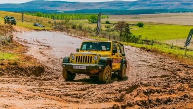Harrismith, Güney Afrika - 02 Ekim 2015: 4x4 Drakensberg 'deki Camp Jeep' te Çamur Sürücü Eğitimi