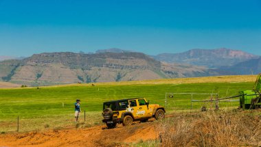 Harrismith, Güney Afrika - 02 Ekim 2015: 4x4 Drakensberg 'deki Camp Jeep' te Çamur Sürücü Eğitimi
