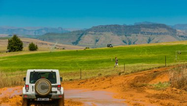 Harrismith, Güney Afrika - 02 Ekim 2015: 4x4 Drakensberg 'deki Camp Jeep' te Çamur Sürücü Eğitimi