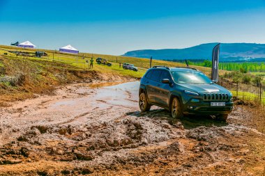 Harrismith, Güney Afrika - 02 Ekim 2015: 4x4 Drakensberg 'deki Camp Jeep' te Çamur Sürücü Eğitimi