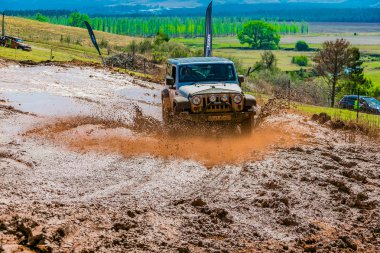 Harrismith, Güney Afrika - 02 Ekim 2015: 4x4 Drakensberg 'deki Camp Jeep' te Çamur Sürücü Eğitimi