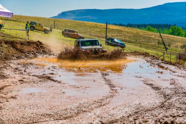 Harrismith, Güney Afrika - 02 Ekim 2015: 4x4 Drakensberg 'deki Camp Jeep' te Çamur Sürücü Eğitimi
