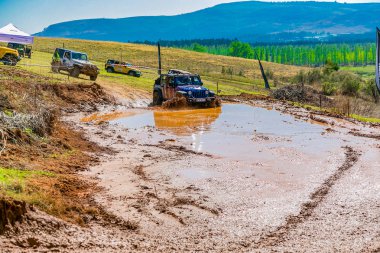 Harrismith, Güney Afrika - 02 Ekim 2015: 4x4 Drakensberg 'deki Camp Jeep' te Çamur Sürücü Eğitimi