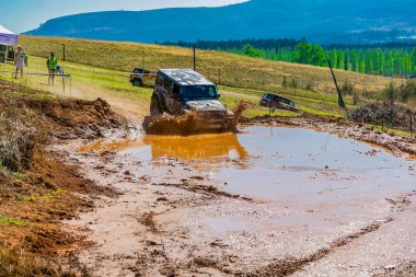 Harrismith, Güney Afrika - 02 Ekim 2015: 4x4 Drakensberg 'deki Camp Jeep' te Çamur Sürücü Eğitimi