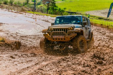 Harrismith, Güney Afrika - 02 Ekim 2015: 4x4 Drakensberg 'deki Camp Jeep' te Çamur Sürücü Eğitimi