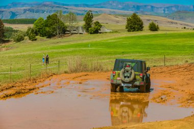 Harrismith, Güney Afrika - 02 Ekim 2015: 4x4 Drakensberg 'deki Camp Jeep' te Çamur Sürücü Eğitimi