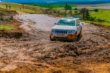 Harrismith, Güney Afrika - 02 Ekim 2015: 4x4 Drakensberg 'deki Camp Jeep' te Çamur Sürücü Eğitimi