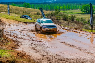 Harrismith, Güney Afrika - 02 Ekim 2015: 4x4 Drakensberg 'deki Camp Jeep' te Çamur Sürücü Eğitimi