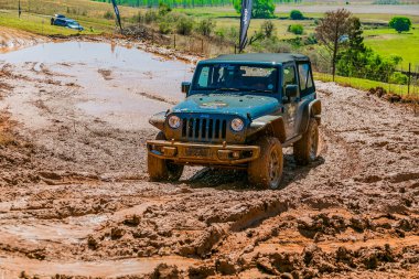 Harrismith, Güney Afrika - 02 Ekim 2015: 4x4 Drakensberg 'deki Camp Jeep' te Çamur Sürücü Eğitimi